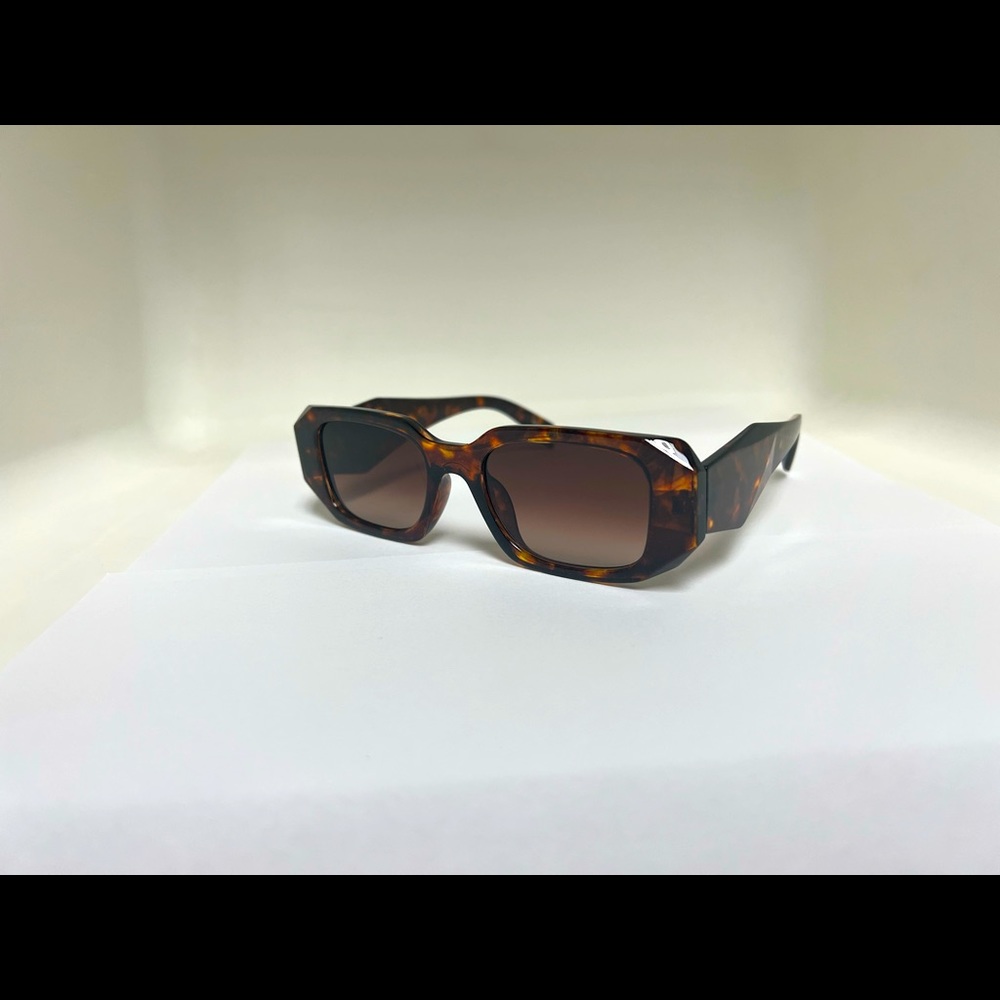 ‼️SOLD‼️Trendy square sunglasses. Designer style